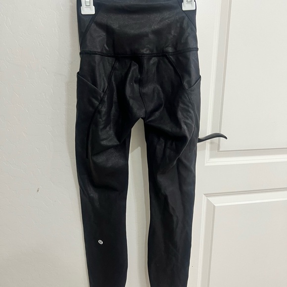 Lulu lemon pants with side pockets
ColourRadiate Foil Print Black - Picture 2 of 2